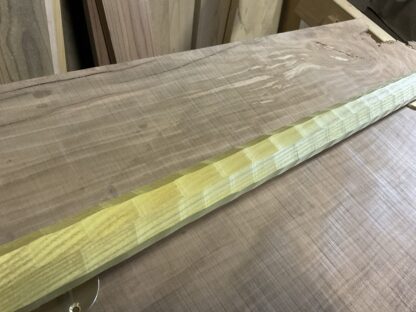 ウルシの木　ちょうなはつり(名栗)仕上げの手摺り　八角形　長さ85cm - 画像 (6)