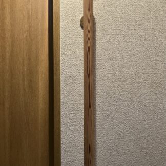 秋田杉　丸い手摺り　ウヅクリ仕上げ　真鍮金具付き　長さ60cm〜100cm