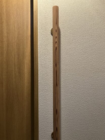 秋田杉　丸い手摺り　ウヅクリ仕上げ　真鍮金具付き　長さ60cm〜100cm