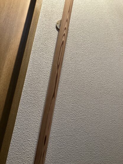 秋田杉　丸い手摺り　ウヅクリ仕上げ　真鍮金具付き　長さ60cm〜100cm - 画像 (3)