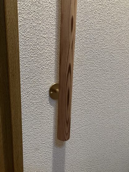 秋田杉　丸い手摺り　ウヅクリ仕上げ　真鍮金具付き　長さ60cm〜100cm - 画像 (2)