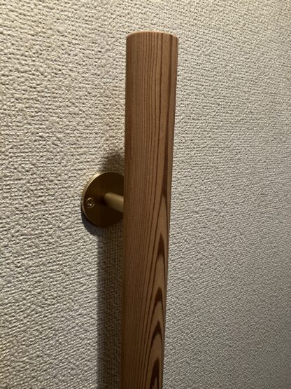 秋田杉　丸い手摺り　ウヅクリ仕上げ　真鍮金具付き　長さ60cm〜100cm - 画像 (4)
