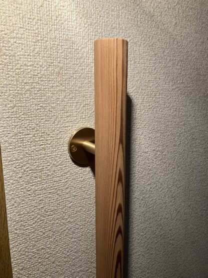 秋田杉　丸い手摺り　ウヅクリ仕上げ　真鍮金具付き　長さ60cm〜100cm - 画像 (5)
