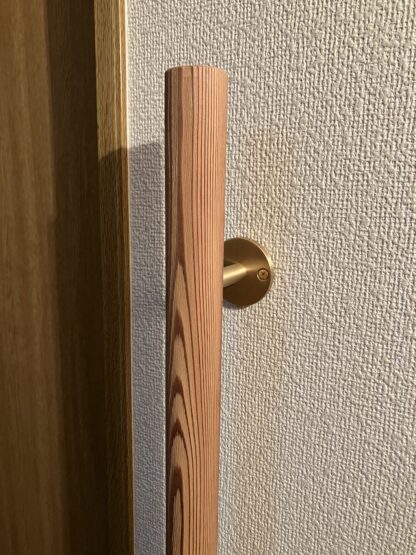 秋田杉　丸い手摺り　ウヅクリ仕上げ　真鍮金具付き　長さ60cm〜100cm - 画像 (6)