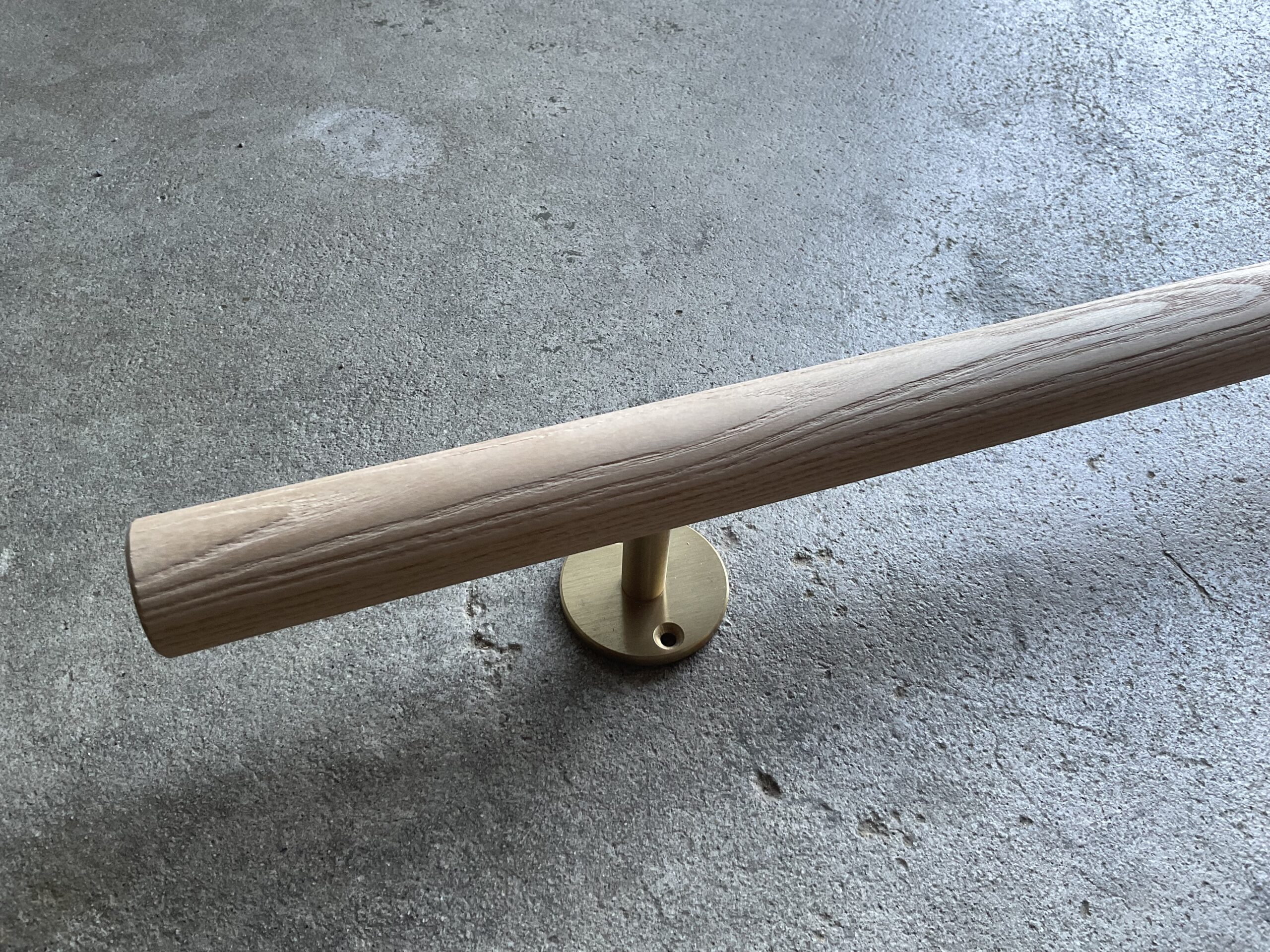 タモの木 丸い手摺り 32ミリ径 ウヅクリ仕上げ 長さ60cm〜100cm - 画像 (2)