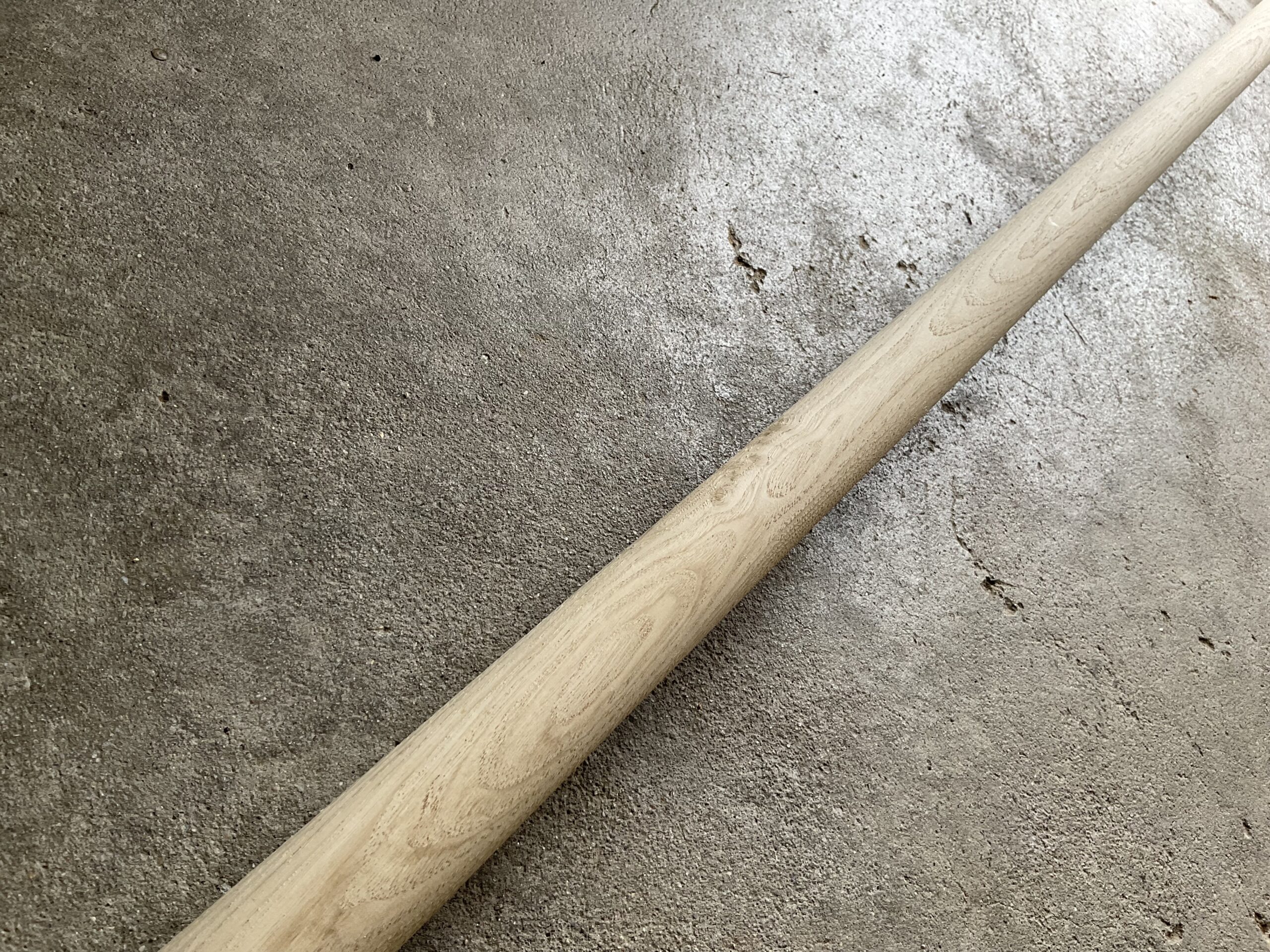 栗の木 丸い手摺り 無垢材 長さ 150cm 〜 210cm (手摺り単体での販売です) - 画像 (2)